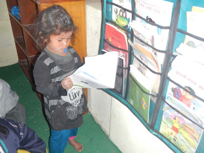 Nepalees kind leert uit een door de stichting gefinancierd leerboek