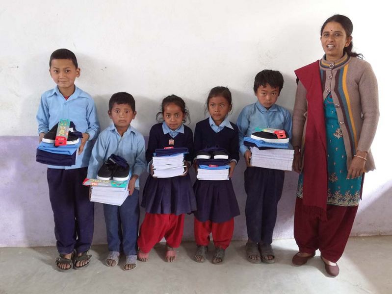 Vijf leerlingen ontvangen leerboeken en schooluniformen van de stichting 